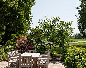 Terras met uitzicht op de natuur bij Huisje in Kerk-Avezaath, Gelderland.