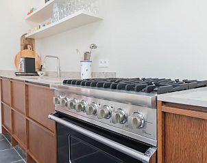 Close-up van het fornuis in de keuken van Huisje in Kerk-Avezaath, Gelderland.