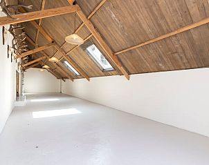 Ruime zolder met houten dakconstructie in Huisje in Kerk-Avezaath, Gelderland.