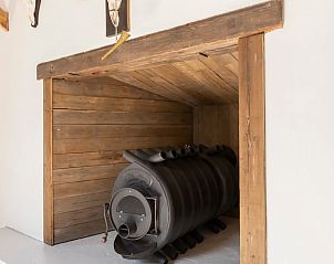 Unieke houtkachel op de zolder van Huisje in Kerk-Avezaath, Gelderland.