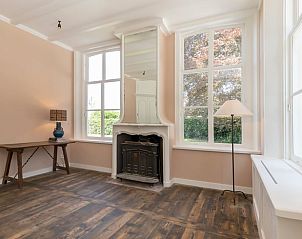 Lichte kamer met grote ramen in Huisje in Kerk-Avezaath, Gelderland.