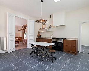 Open keuken met moderne inrichting in Huisje in Kerk-Avezaath, Gelderland.