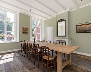 Grote eetkamer met lange tafel in Huisje in Kerk-Avezaath, Gelderland.