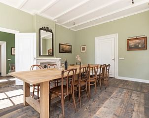 Klassieke eetkamer met houten meubels in Huisje in Kerk-Avezaath, Gelderland.