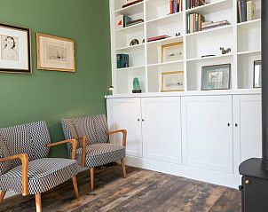 Bibliotheekruimte met comfortabele stoelen in Huisje in Kerk-Avezaath, Gelderland.