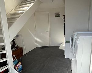 Entree met trap in Vakantiehuisje in Driel, praktisch en stijlvol.