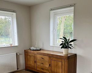 Gezellige woonkamer met houten meubels in Vakantiehuisje in Driel.