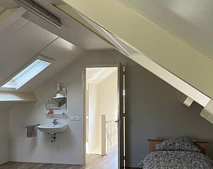 Slaapkamer met wastafel in Vakantiehuisje in Driel, Rivierengebied.