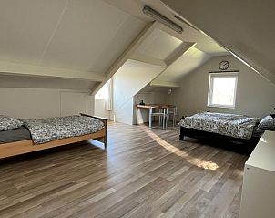 Eetkamer met antieke kast in Vakantiehuisje in Driel, sfeervol.