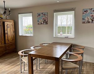 Moderne badkamer met toilet in Vakantiehuisje in Driel, Gelderland.