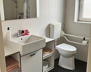 Dubbele deuren naar tuin in Vakantiehuisje in Driel, veel licht.