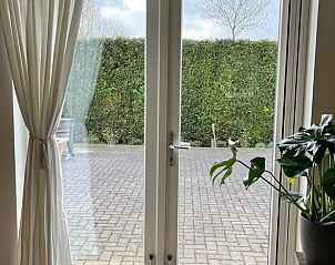 Ruime woonkamer in Vakantiehuisje in Driel, ideaal voor gezinnen.