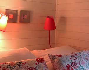 Sfeervolle slaapkamer in Vakantiehuis in Opheusden, ideaal voor een romantisch verblijf in Rivierengebied, Gelderland.