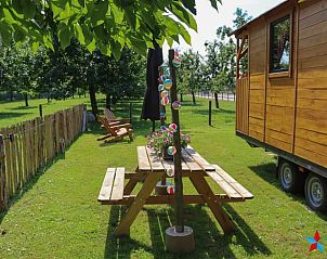 Picknicktafel bij Vakantiehuis in Opheusden, ideaal voor buitenmaaltijden in Rivierengebied, Gelderland.