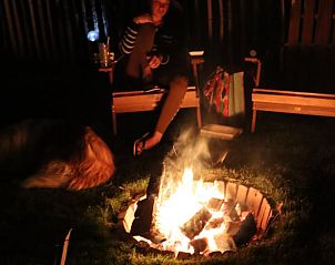 Nachtelijke kampvuurervaring bij Vakantiehuis in Opheusden, ontspannen sfeer in Rivierengebied, Gelderland.