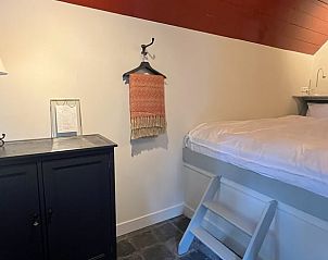 Knusse slaapkamer in Vakantiehuisje in Neerijnen, Gelderland, met comfortabel bed en rustgevende sfeer.