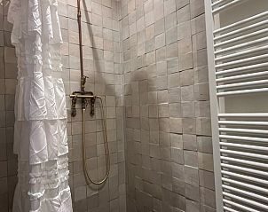 Luxe douche in Vakantiehuisje in Neerijnen, Gelderland, met stijlvolle tegels en comfortabele voorzieningen.