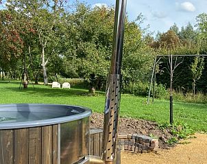 Buitenzwembad in de tuin van Vakantiehuisje in Neerijnen, Gelderland, omringd door weelderige natuur.
