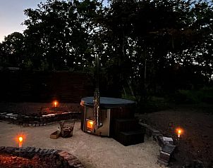 Avondsfeer bij Vakantiehuisje in Neerijnen, Gelderland met sfeervolle verlichting en rustige omgeving.