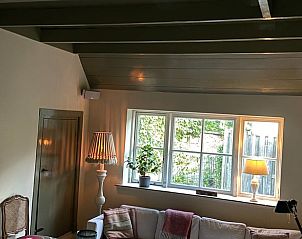 Gezellige woonkamer in vakantiehuisje in Neerijnen, met veel natuurlijk licht in Gelderland.