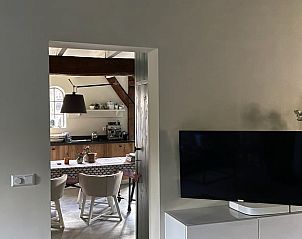 Doorkijk naar de keuken vanuit de woonkamer in vakantiehuisje in Neerijnen, Rivierengebied.