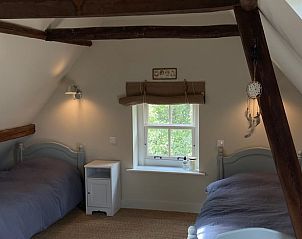 Gezellige zolderkamer met twee bedden in vakantiehuisje in Neerijnen, ideaal voor kinderen in Gelderland.