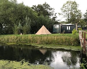 Geniet van rustieke charme bij Huisje in Geldermalsen, gelegen in het groene Rivierengebied van Gelderland, met uitzicht op een serene vijver.