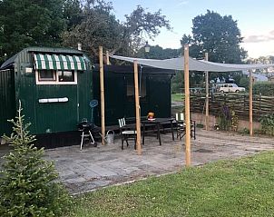 Ontspannen terras bij Huisje in Geldermalsen, vakantiehuis in het Rivierengebied van Gelderland, omgeven door groene natuur en rust.