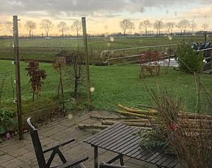 Geniet van het rustige terras van Huisje in Geldermalsen, gelegen in het schilderachtige Rivierengebied van Gelderland.