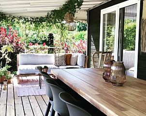 Genieen Sie die Veranda von Huisje in Gellicum, einem Ferienhaus im Rivierengebied in Gelderland, umgeben von viel Grn und Ruhe.