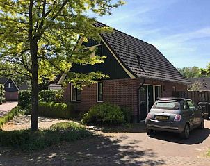 Rustgevende tuin bij vakantiehuis DG312 in Winterswijk, Achterhoek met schaduwrijke hoekjes.