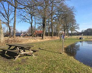 Moderne woonkamer in DG312, vakantiehuis in Winterswijk, met comfortabele zitplaatsen.