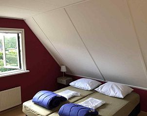 Slaapkamer met twee eenpersoonsbedden in vakantiehuis DG312 in Winterswijk, Achterhoek.