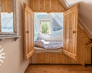 Knusse slaapkamer in DG238 vakantiehuis Winterswijk Achterhoek met houten afwerking.