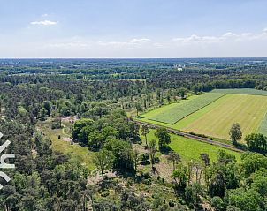 Vooraanzicht van DG238 vakantiehuis in Winterswijk Achterhoek met groene omgeving.