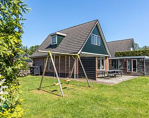 Eethoek in DG238 vakantiehuis Winterswijk Achterhoek met uniek muurontwerp.