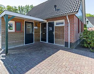 Eetkamer in DG238 vakantiehuis Winterswijk Achterhoek met uitzicht op tuin.