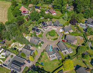 Slaapkamer met kleurrijk decor in DG238 vakantiehuis Winterswijk Achterhoek.