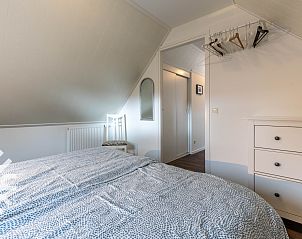 Stijlvolle badkamer met douche in DG993, vakantiehuis in Winterswijk, Gelderland.