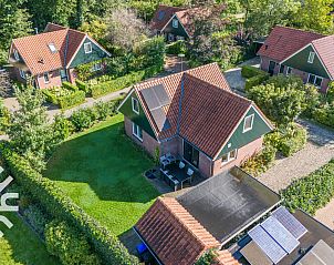 Slaapkamer met tweepersoonsbed in DG993, vakantiehuis Winterswijk, Achterhoek.