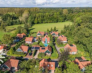 Vooraanzicht van vakantiehuis DG993 in Winterswijk, Achterhoek, omgeven door groen.