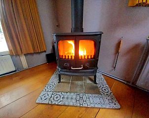 Eethoek met houten tafel in vakantiehuis DG1532, Winterswijk, Achterhoek, Gelderland.