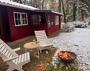 Gezellige woonkamer met houtkachel in vakantiehuis DG1532, Winterswijk, Achterhoek, Gelderland.