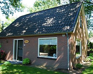 Vakantiehuisje in Winterswijk, een charmant vakantiehuis in de groene omgeving van de Achterhoek, Gelderland, met uitnodigende veranda.