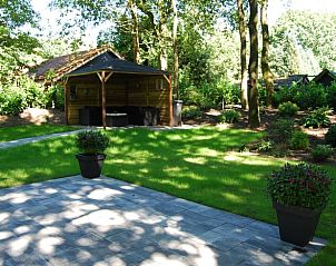 Geniet van de groene tuin en het terras bij Vakantiehuisje in Winterswijk, een charmante vakantiewoning in de Achterhoek, Gelderland.