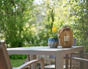 Gezellig gedekte tafel op het terras van Vakantiehuisje in Winterswijk, Achterhoek.