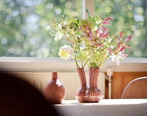 Vaas met bloemen in de eetkamer van Vakantiehuisje in Winterswijk, Achterhoek.