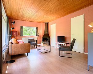 Comfortabele woonkamer van Vakantiehuisje in Winterswijk, ideaal voor ontspanning.