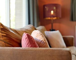 Zachte kussens op de bank in Vakantiehuisje in Winterswijk, Achterhoek.