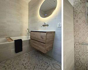 Moderne badkamer met bad en douche in Vakantiehuisje in Winterswijk, Achterhoek.